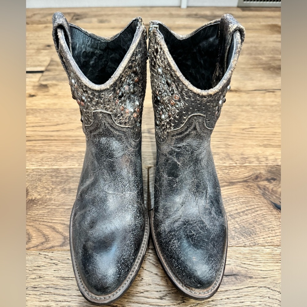 Frye women’s Deborah Studded Ankle Boots. Never worn! Size 6